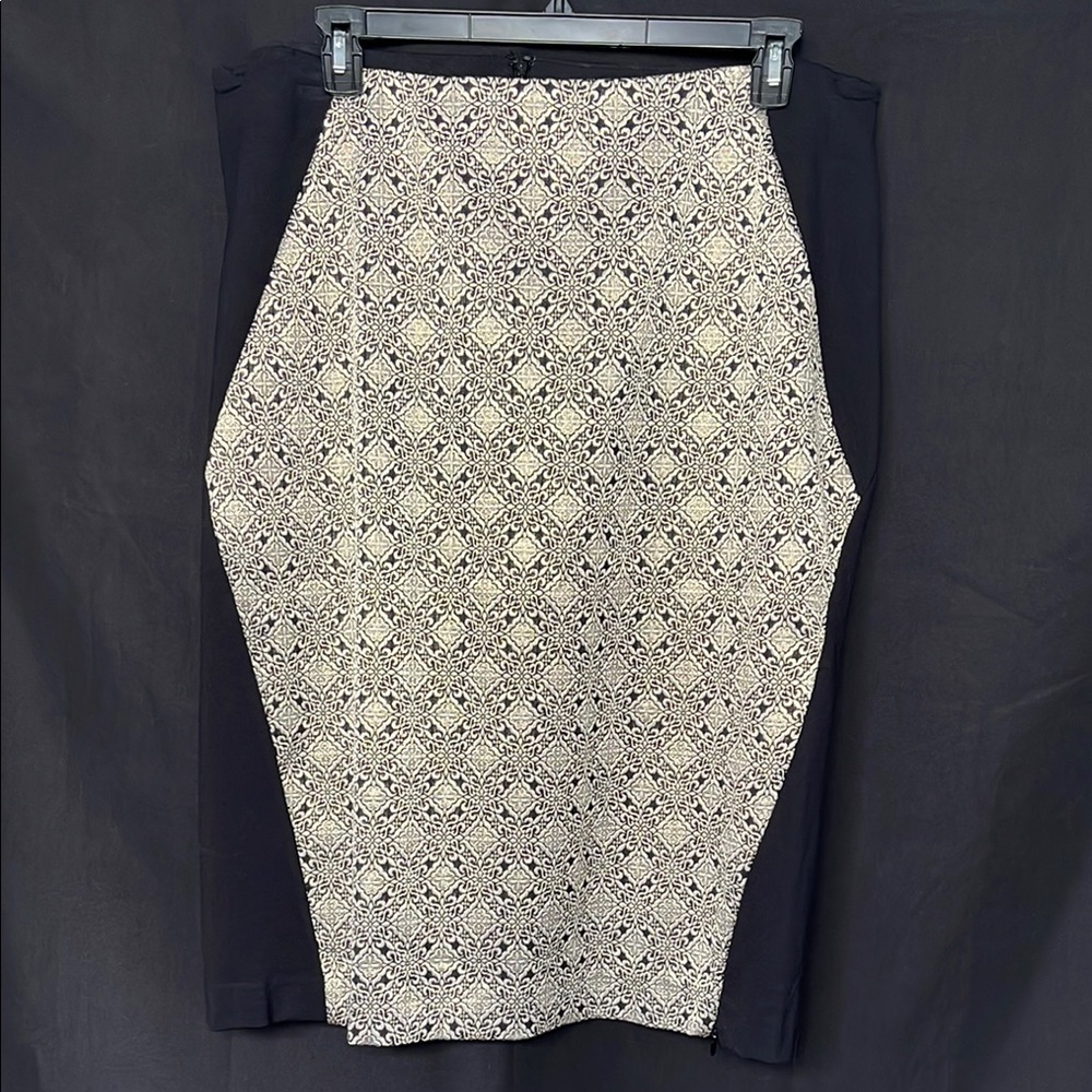 Elegant Black And Metallic Gold Thread Pencil Skirt